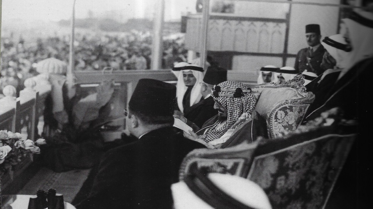 صورة نادرة للملك عبدالعزيز وإلى جانبه الملك فهد والملك فاروق بمصر
