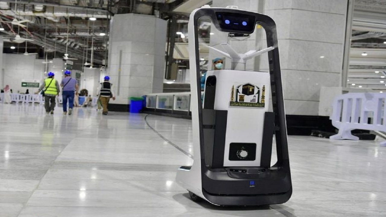 روبوتات تعمل بـ 6 مستويات لتعقيم جنبات المسجد الحرام ولتوزيع مياه زمزم