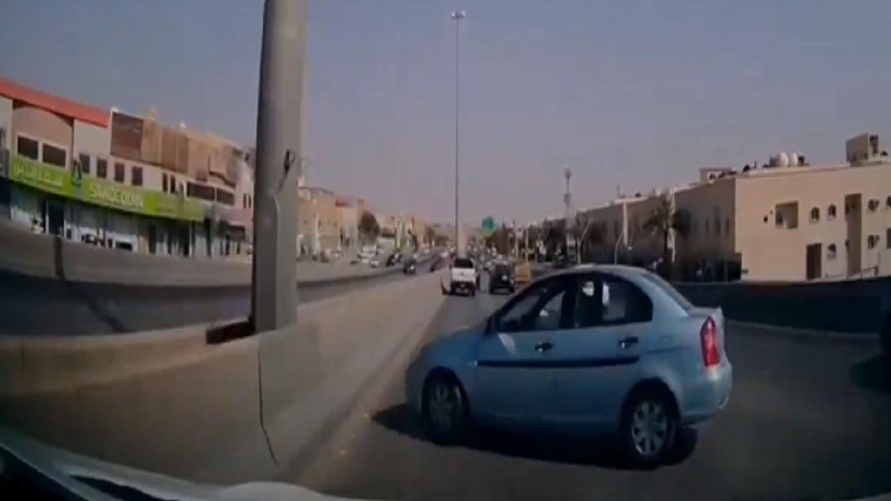 فيديو.. لحظة انحراف سيارة واصطدامها بأخرى في الرياض