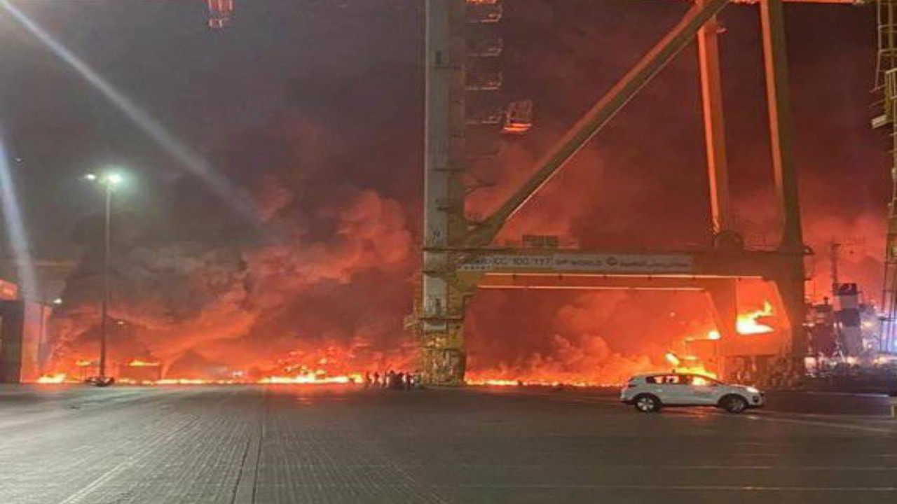 انفجار في سفينة تجارية راسية قبالة ميناء جبل علي بدبي “فيديو وصور”