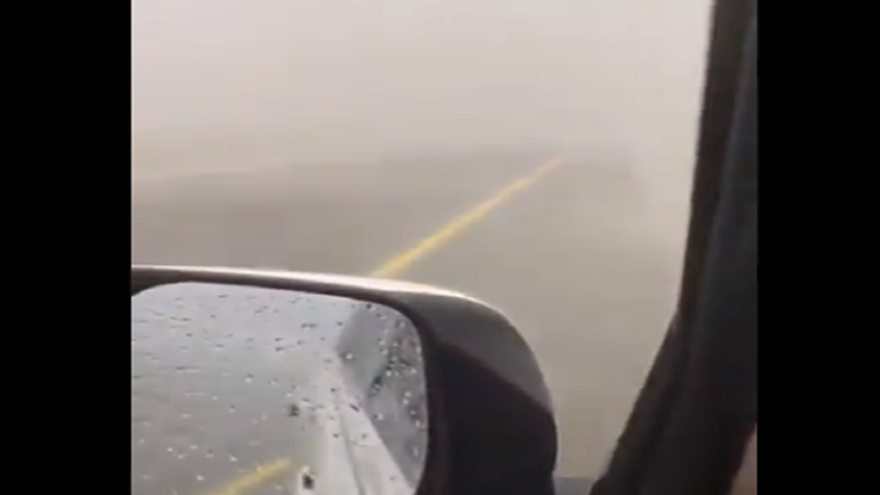 بالفيديو.. تساقط أمطار مصحوبة بالبرد على مركز جرب شرق الباحة