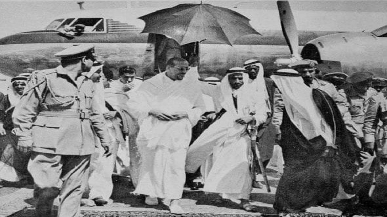 صورة نادرة للملك سعود بملابس الإحرام أثناء توجهه إلى مكة لأداء فريضة الحج