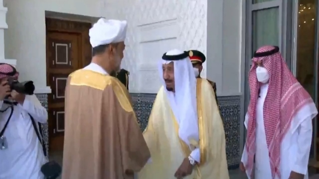 بالفيديو.. لحظة استقبال خادم الحرمين لسلطان عمان في نيوم