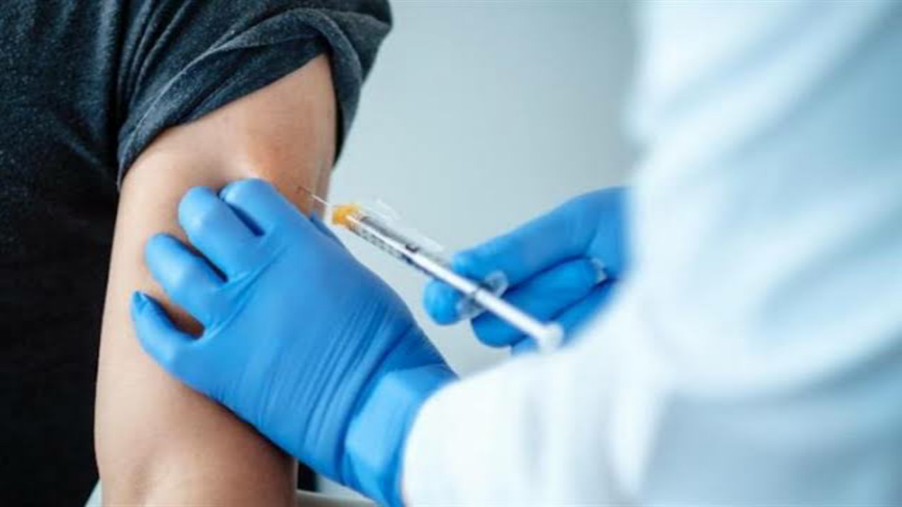 اختبار جديد لإعطاء مرضى كورونا جرعات شهرية من اللقاح