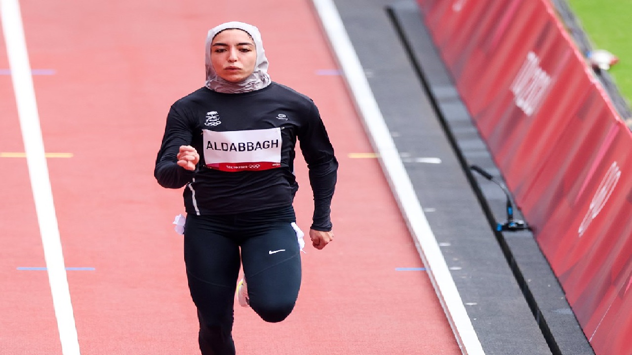 صور..ياسمين الدباغ تنهي مشاركتها في سباق 100 متر بالمركز التاسع