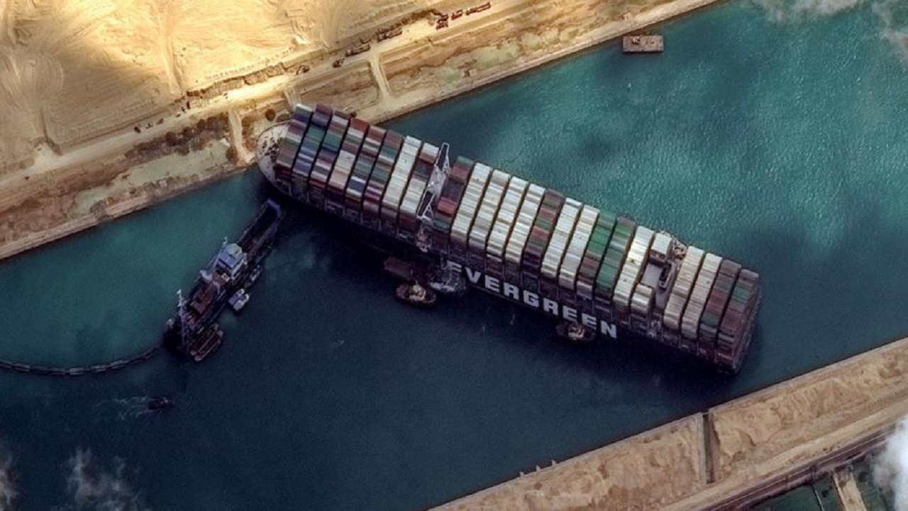 محامي مصري يكشف عن كارثة سببتها سفينة “إيفر غيفن” بقناة السويس
