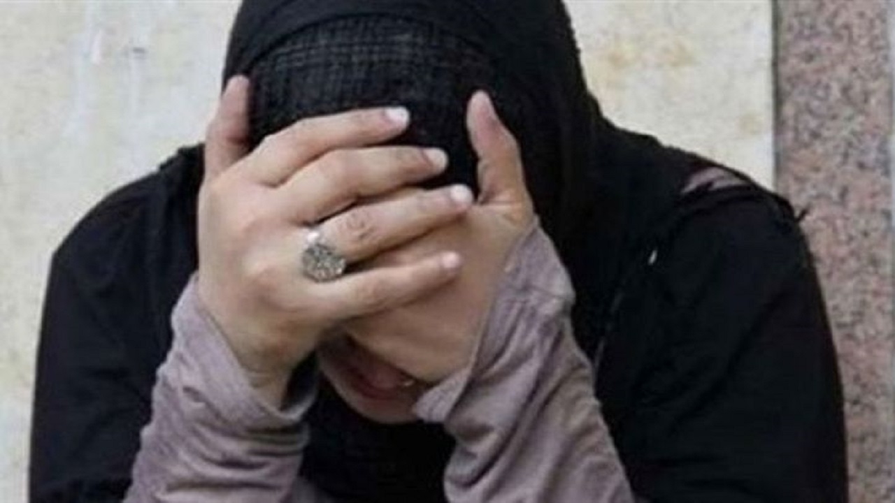 متسولان يتحرشان بفتاة مصرية في ميدان عام (صور)