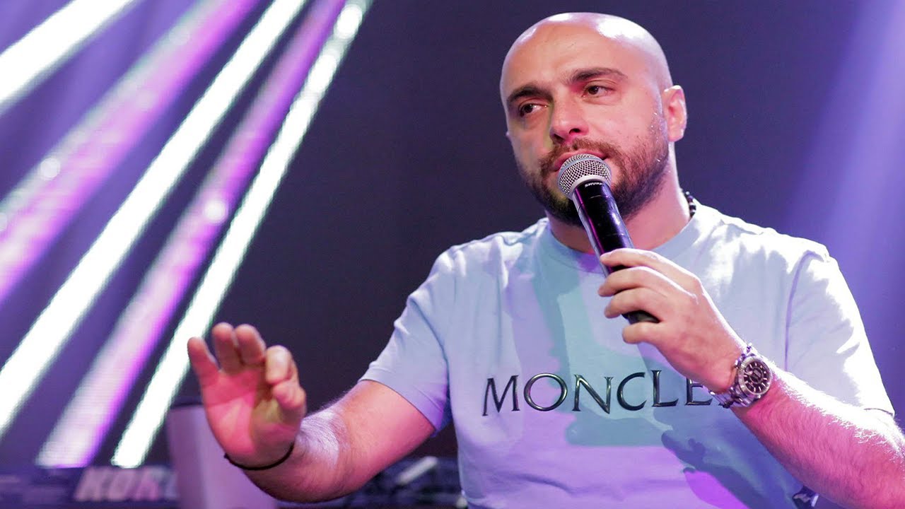 مغني لبناني: “كنا نضرب الهندي بالحذاء صرنا نترجاه يعبّي بنزين”
