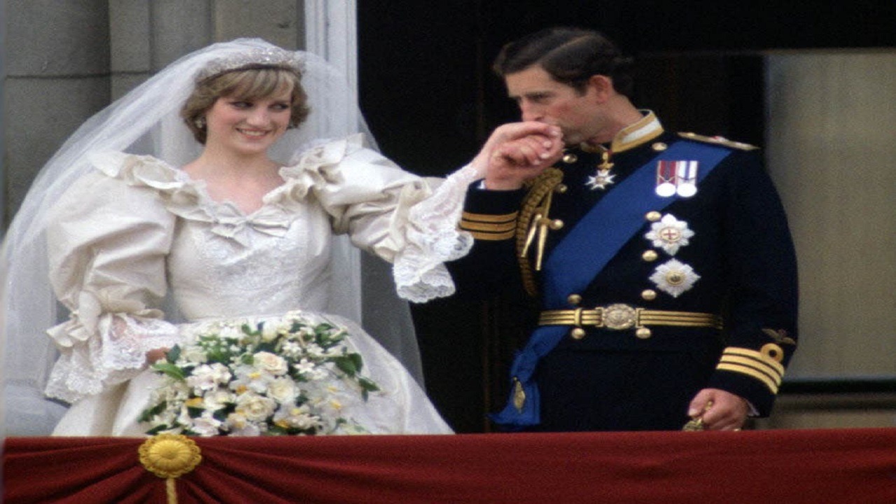 صورة.. قطعة من &#8220;كعكة زفاف&#8221; الأمير تشارلز وديانا للبيع!