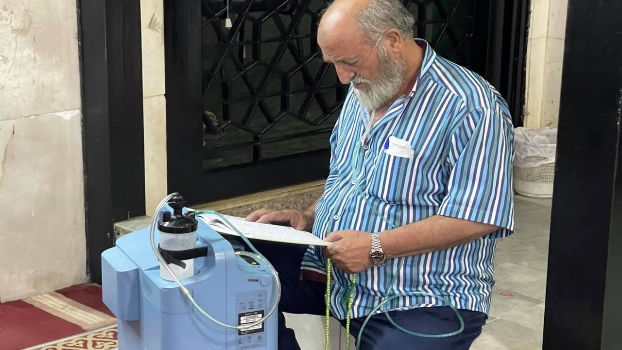 مريض لبناني يلجأ إلى مسجد لتشغيل آلة أكسجين وسط أزمة الكهرباء (صورة)
