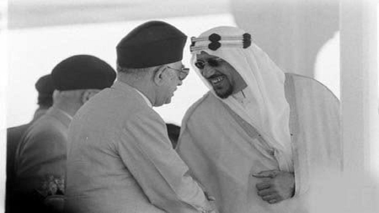 صورة نادرة للقاء الملك سعود برئيس الوزراء العراقي في بغداد عام 1957