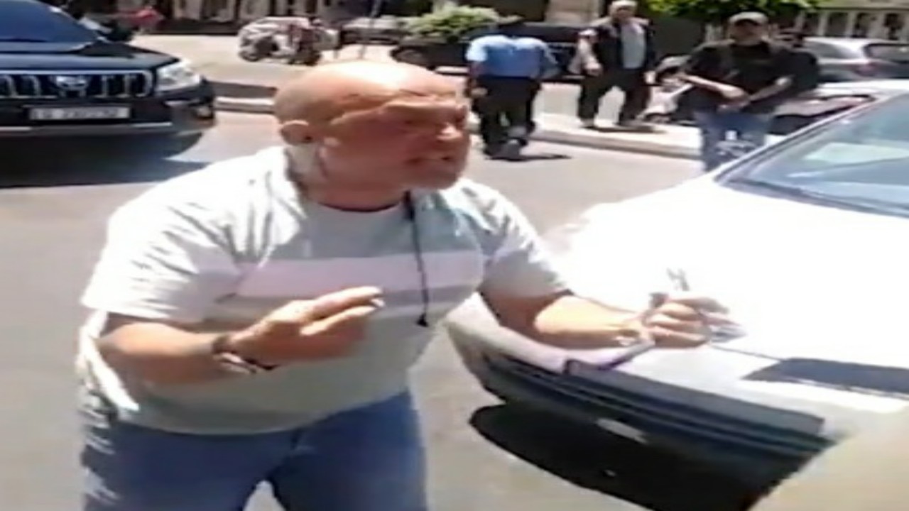 لبناني يصرخ وسط الشارع بسبب نقص دواء ابنته المريضة في الصيدليات ببيروت ” فيديو “