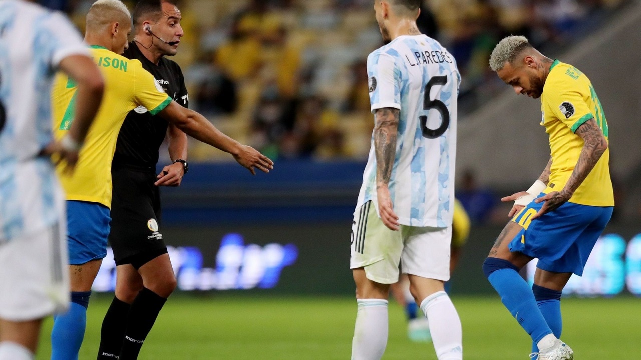 صور..تمزيق شورت نيمار عقب تدخل من أحد لاعبي الأرجنتين