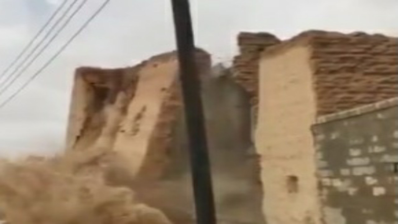 الأمطار الغزيرة تتسبب في انهيار منازل الطين القديمة بالأفلاج “فيديو”