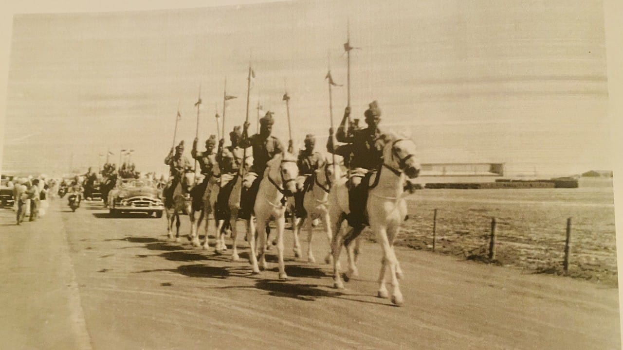 صور نادرة تظهر استقبال الملك سعود في البحرين عام 1954