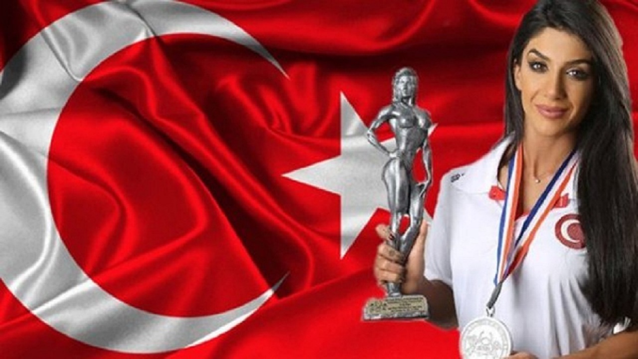 منع مشهورة تركية من صعود طائرة بسبب ملابسها