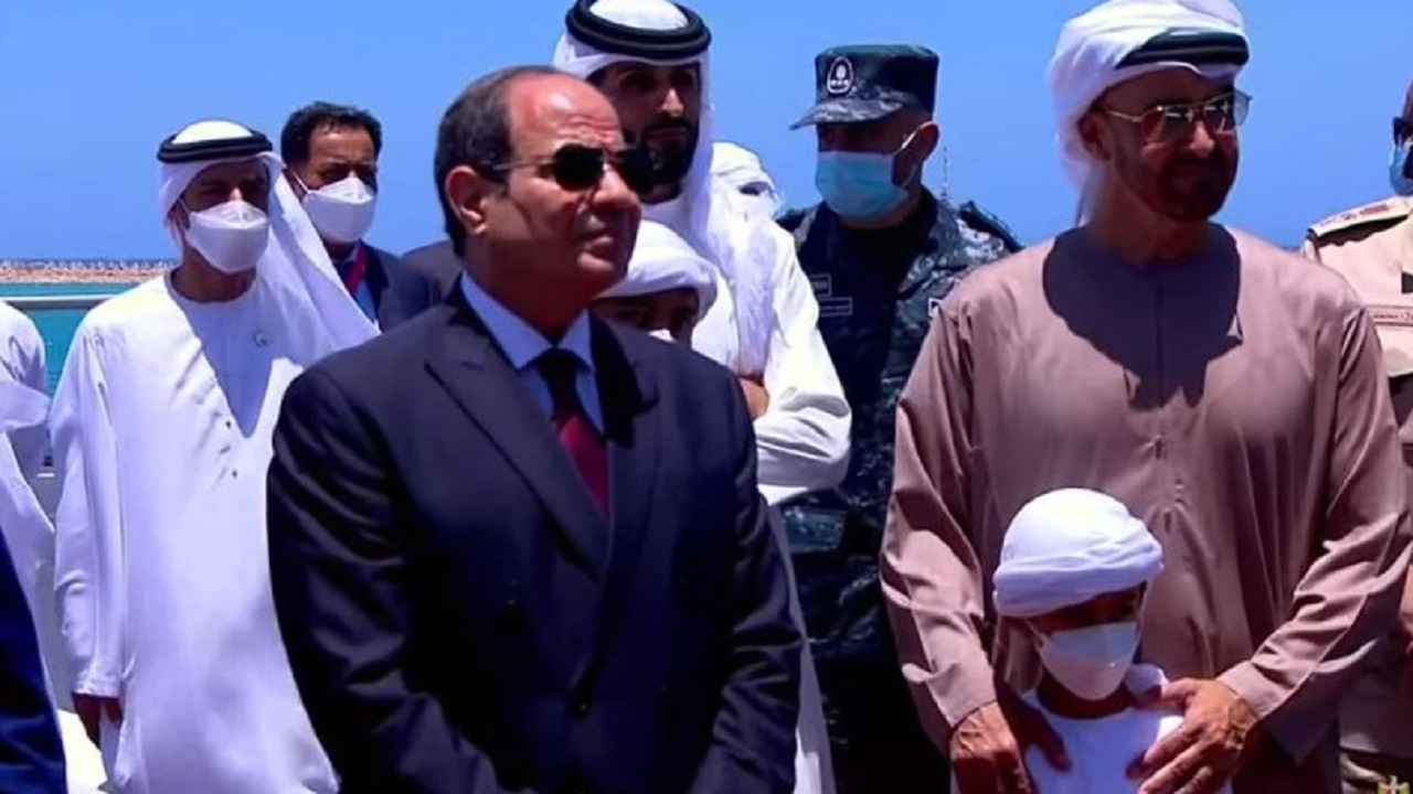 فيديو.. لقطة طريفة للشيخ محمد بن زايد مع حفيده خلال افتتاح قاعدة &#8220;3 يوليو&#8221;