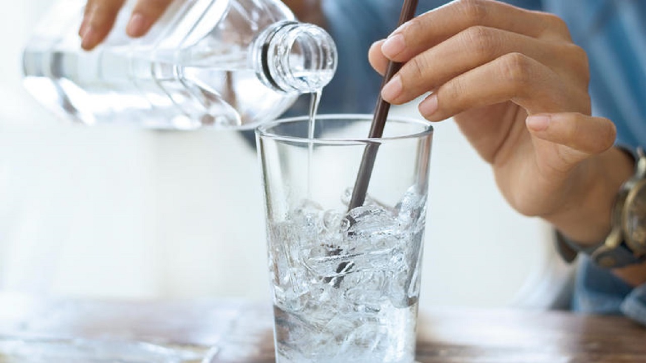 أخصائية : شرب الماء الزائد عن الحاجة قد يؤدي إلى التسمم (فيديو)