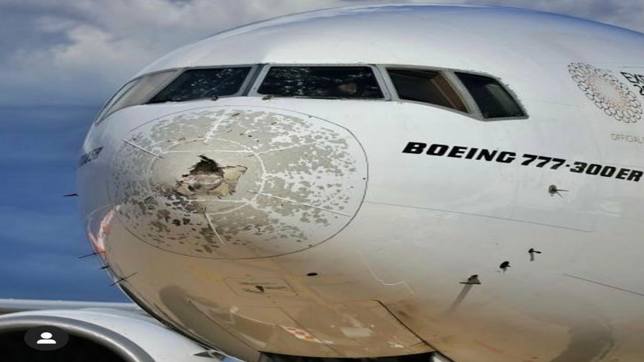 تساقط البرد يتسبب في تضرر طائرة الإمارات البوينج أثناء تحليقها &#8220;صور&#8221;