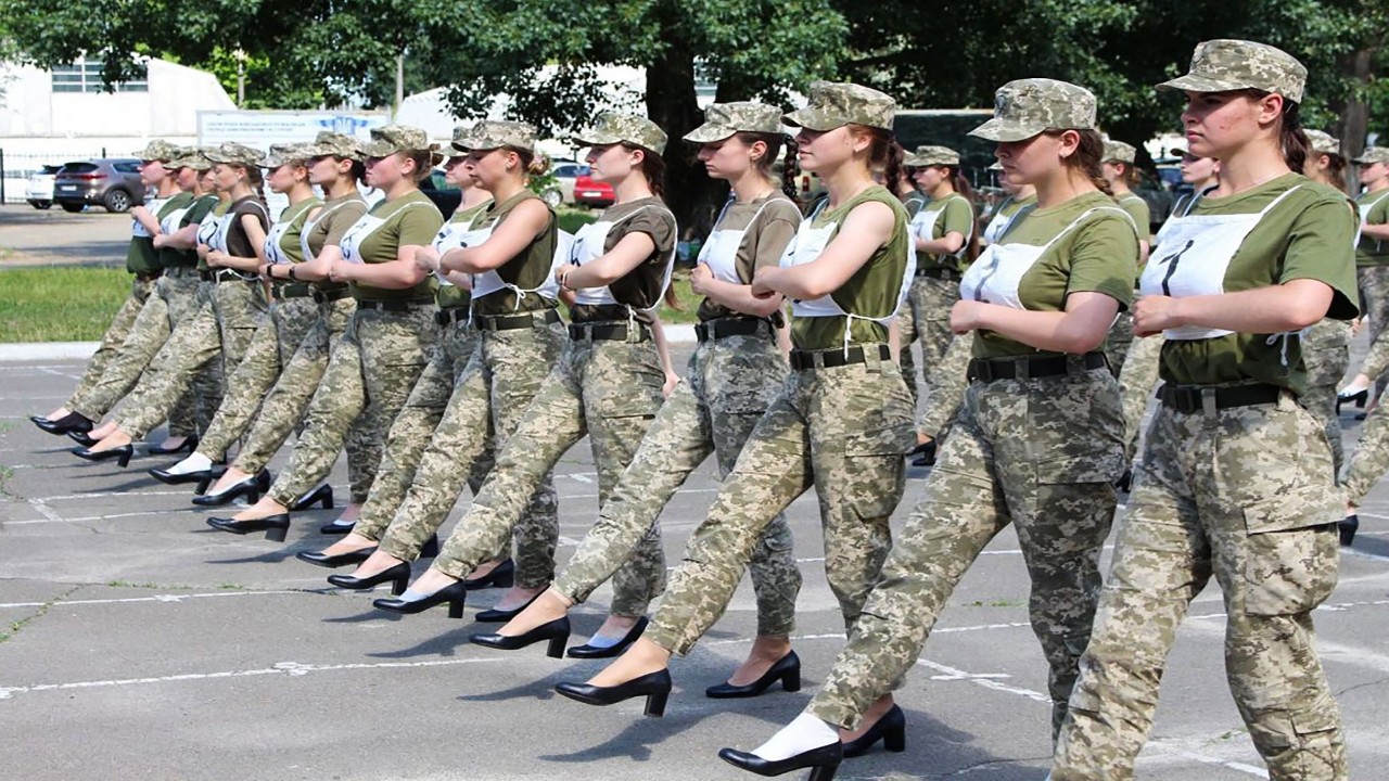  نواب أوكرانيون يطالبون بالتحقيق في ظهور جنديات بأحذية نسائية عالية الكعب “صور”