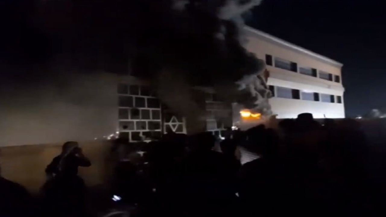 بالفيديو.. مقتل 30 شخص إثر إندلاع حريق بمستشفى عزل عراقي