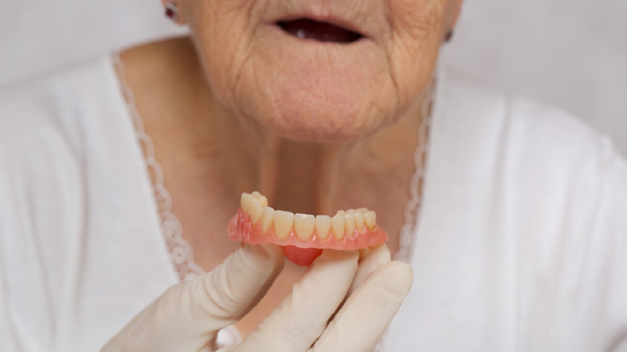 فقدان الأسنان عند كبار السن يصيبهم بالخرف