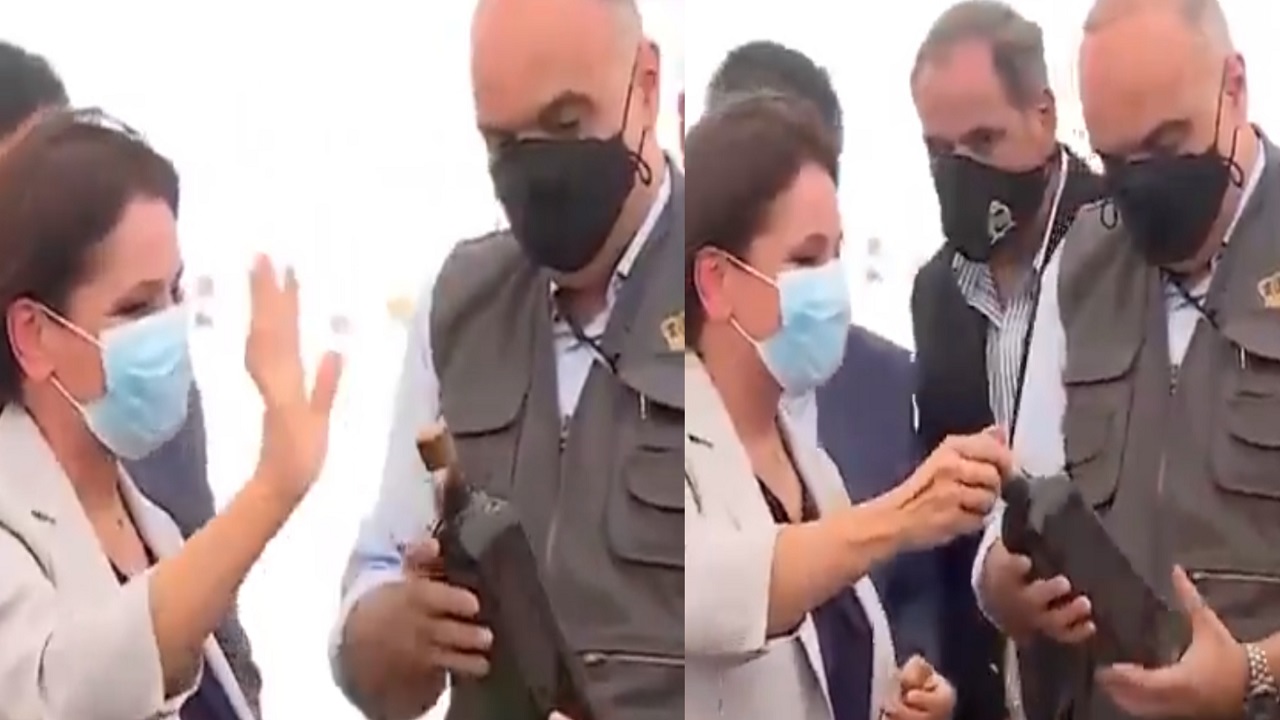 فيديو.. وزيرة الطاقة الأردنية تثير الجدل وتهدي رئيس الوزراء “زجاجة نفط”