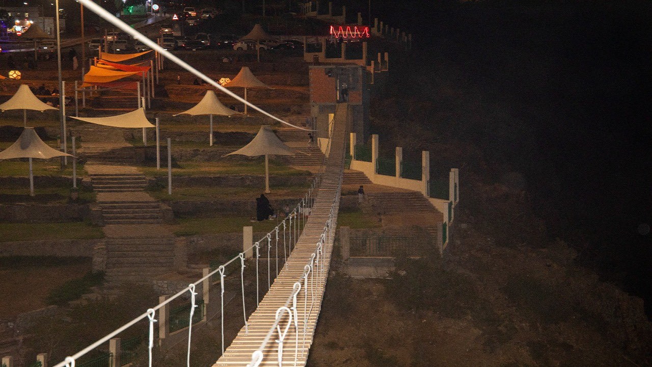 صور..جانب من تجهيزات مشروع &#8220;الجسر المعلق&#8221; في منتزه رغدان بالباحة
