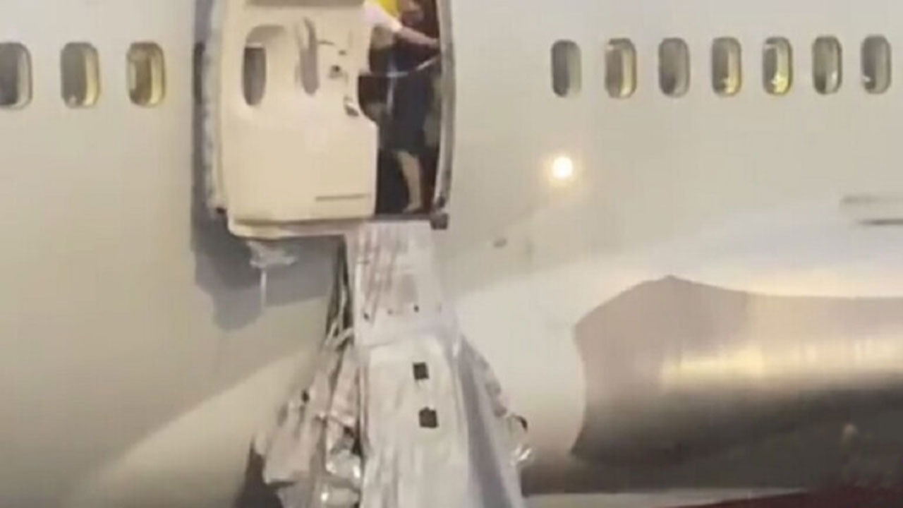 مسافر يفتح مخرج طوارئ طائرة بعد تعطل أجهزة التكييف
