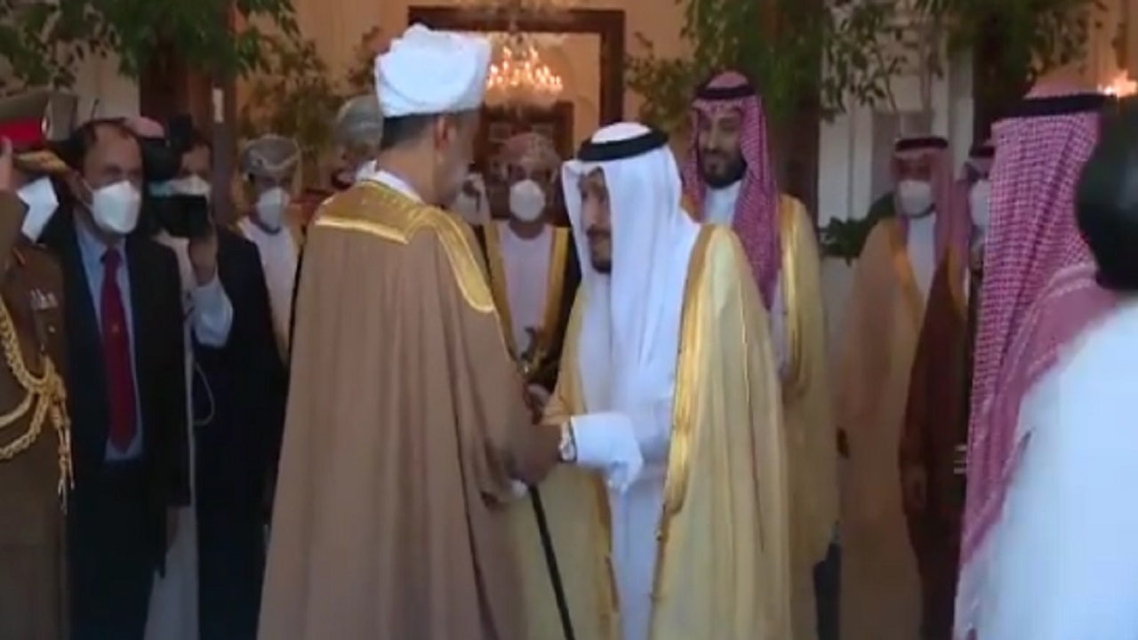 بالفيديو .. الملك سلمان يودع سلطان عمان لحظة مغادرته قصر &#8220;نيوم&#8221;