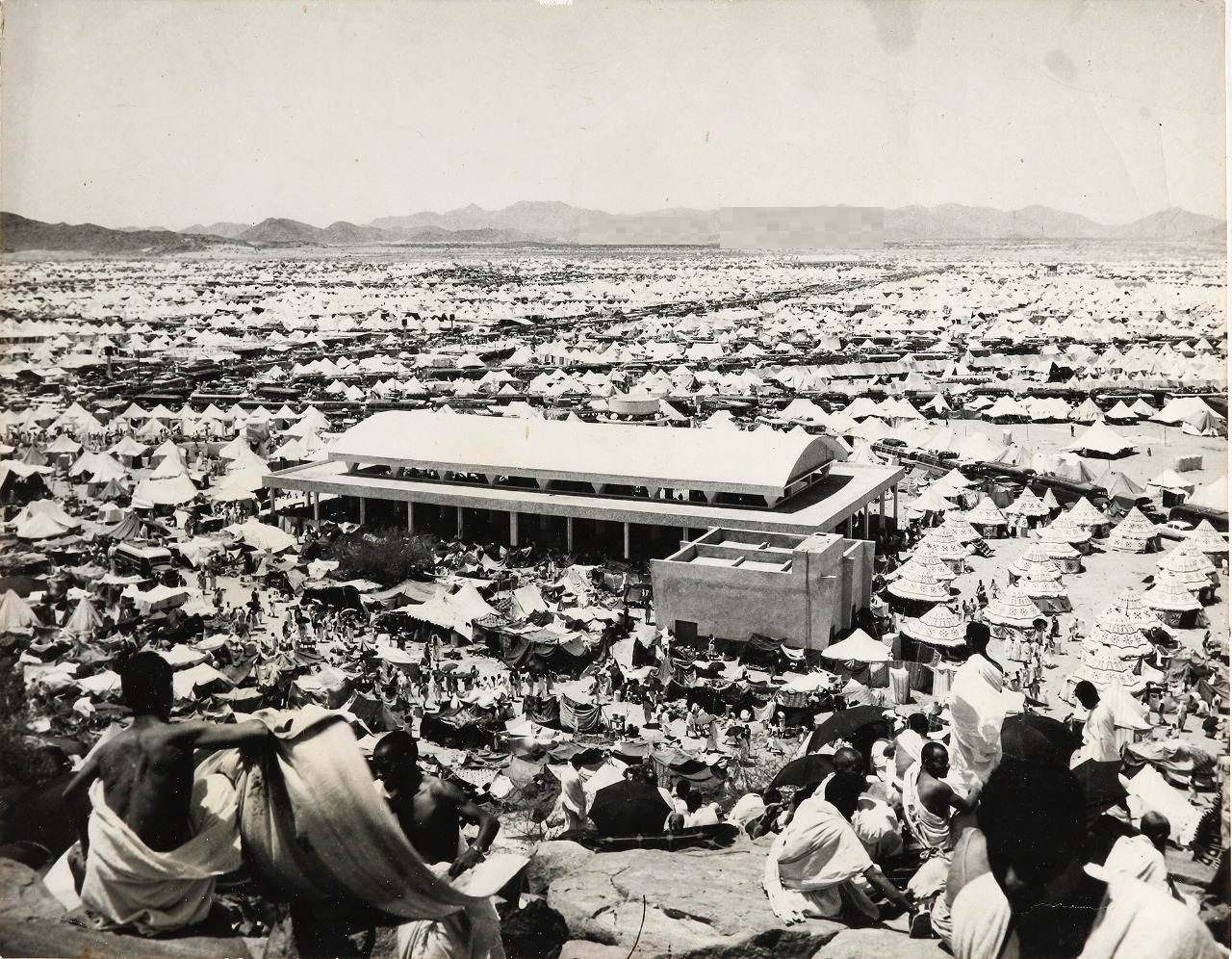 صورة لمشعر عرفات من أعلى جبل الرحمة في الخمسينيات الميلادية