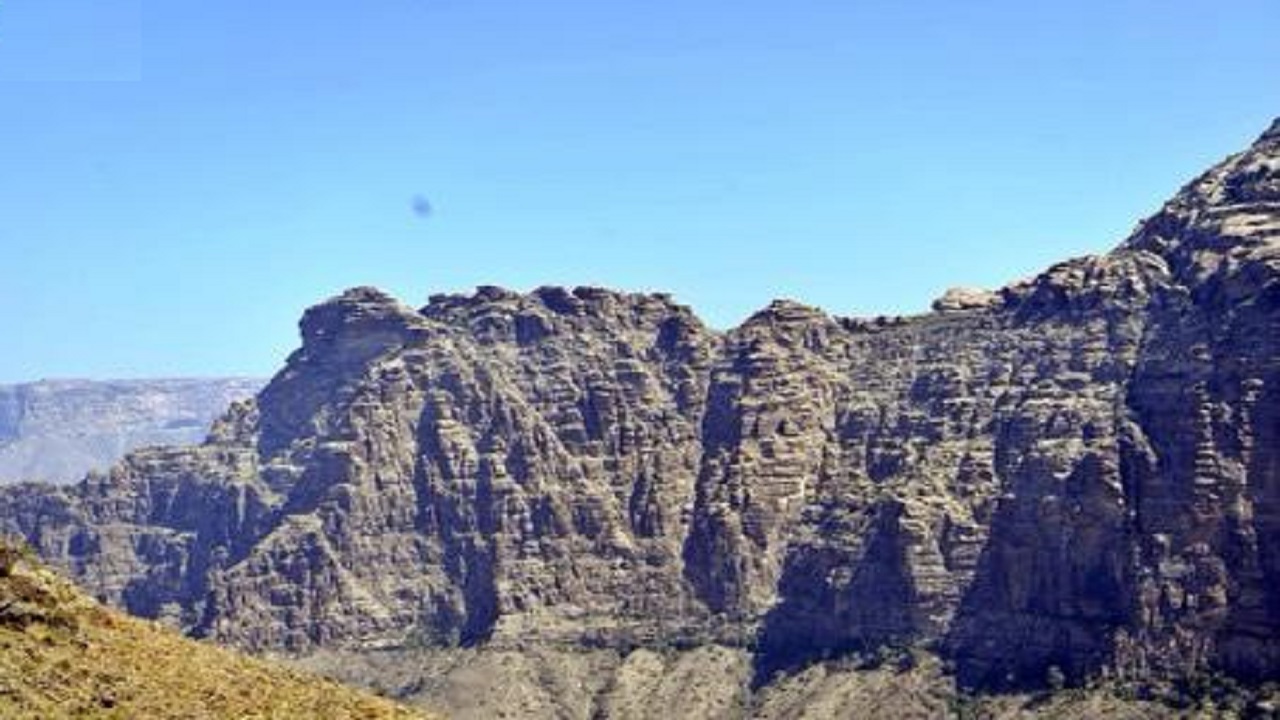 بالصور.. &#8220;جبال القهر&#8221; بجازان.. وجهة المغامرين والمستكشفين 