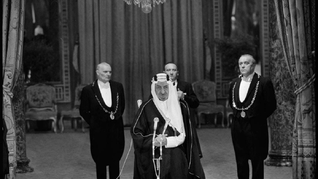 صورة نادرة للملك فيصل أثناء إلقاءه كلمة في قصر الإليزيه بباريس