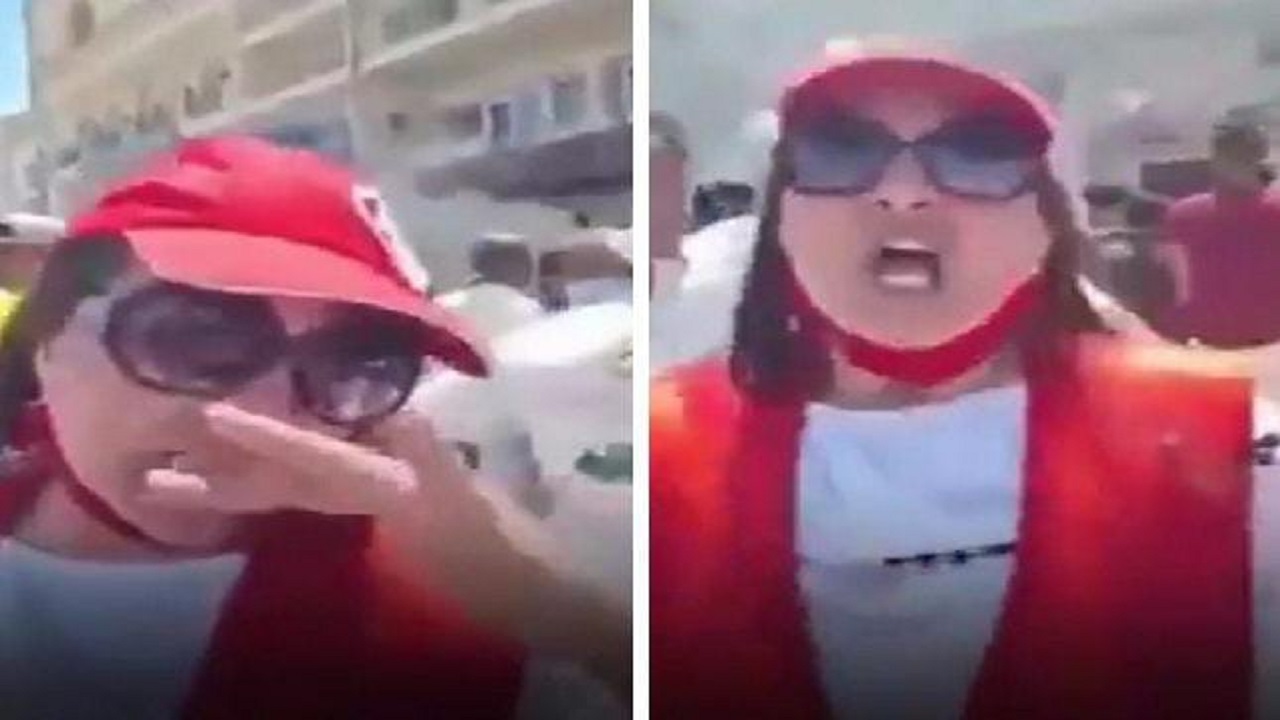 بالفيديو.. تونسية تطلق الزغاريد احتفالًا بتحطيم أحد مقرات حركة النهضة:&#8221;نكبونا الأخوانجية&#8221;