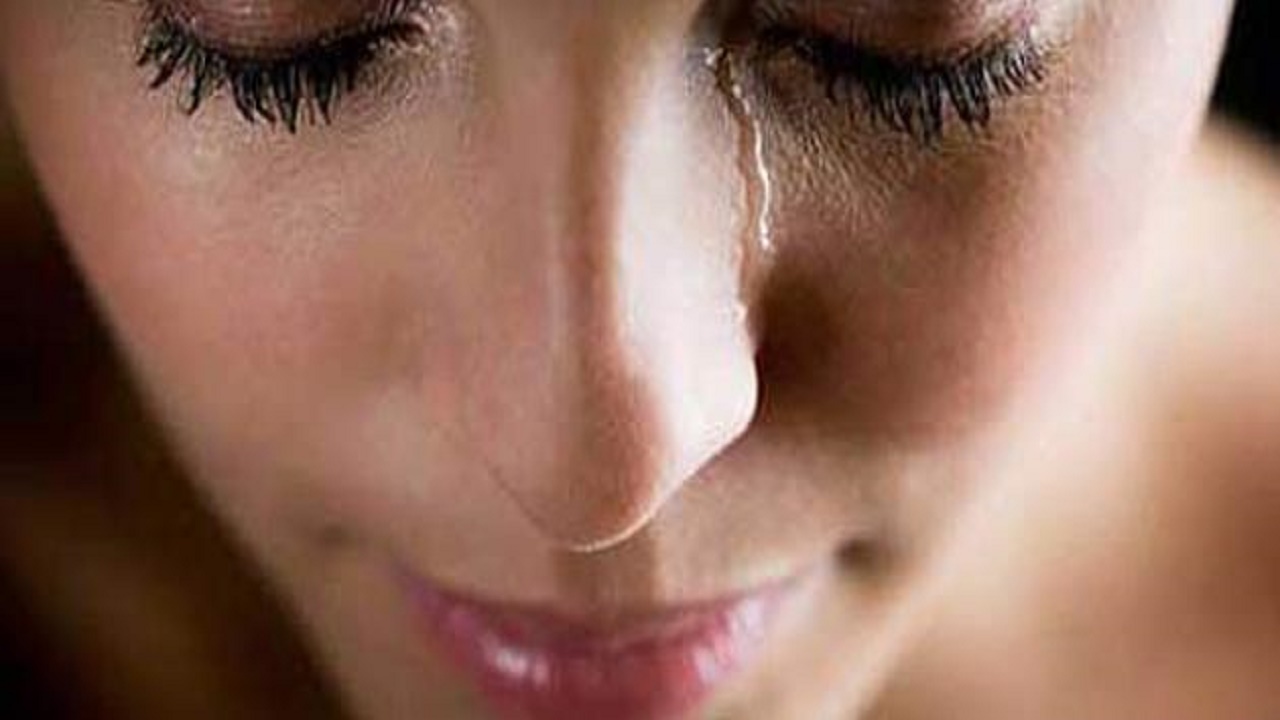 ” الدموع ” تحمي العين من الجفاف والالتهابات