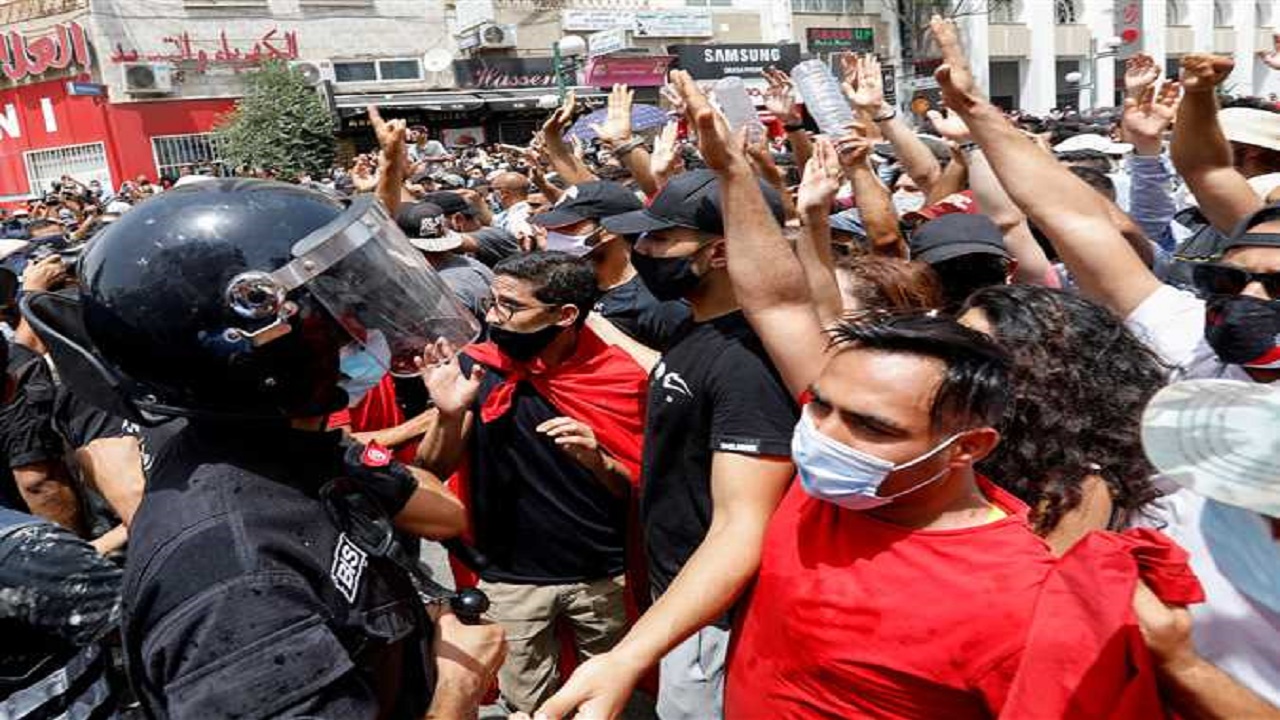 تراشق بالحجارة بين أنصار حركة النهضة ومواطنين تونسيين غاضبين