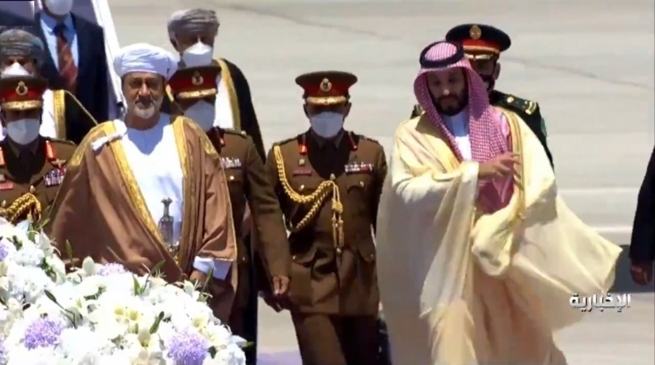 بالفيديو.. ولي العهد يستقبل سلطان عمان بعد وصوله إلى المملكة