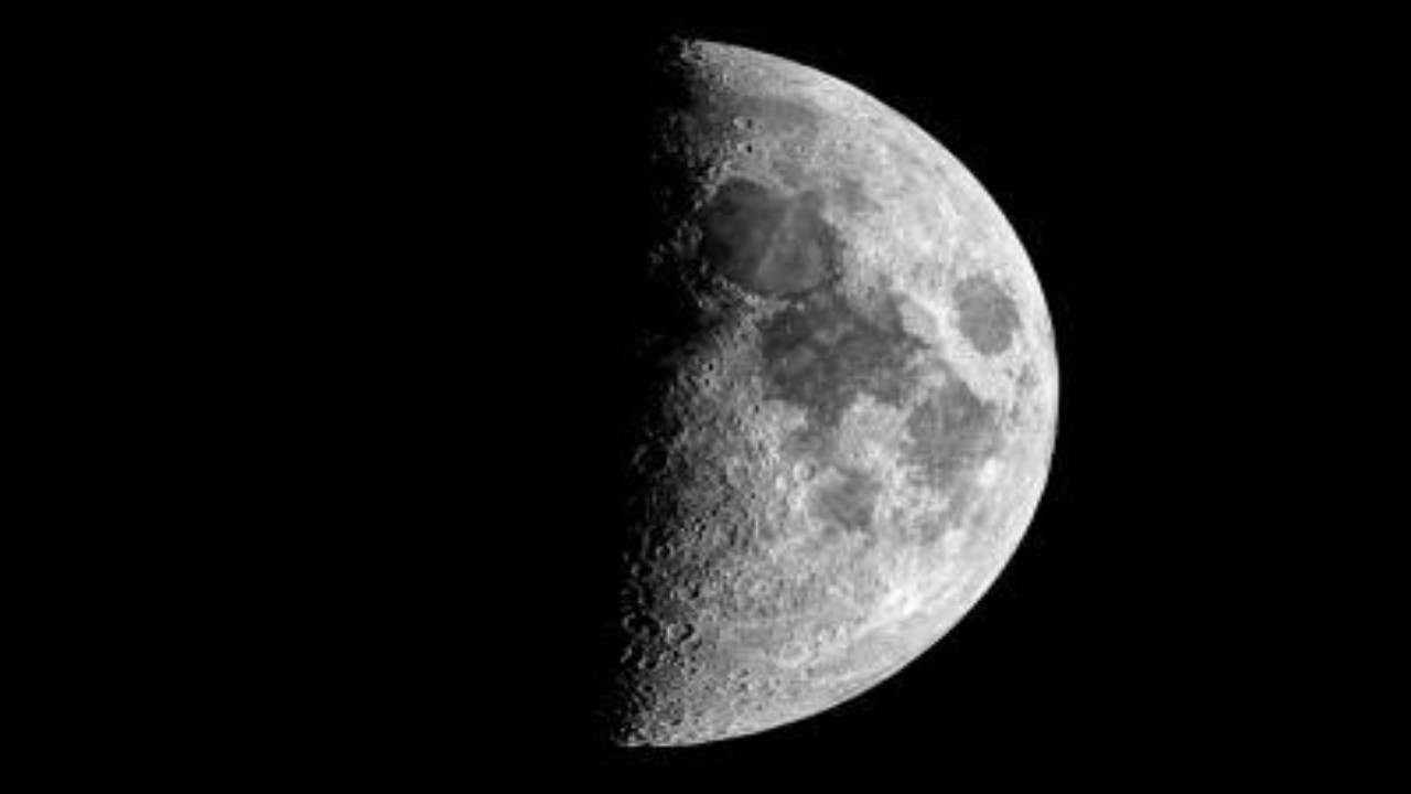 &#8220;فلكية جدة&#8221; :‏ القمر يصل لحظة التربيع الأول هذا الشهر اليوم السبت