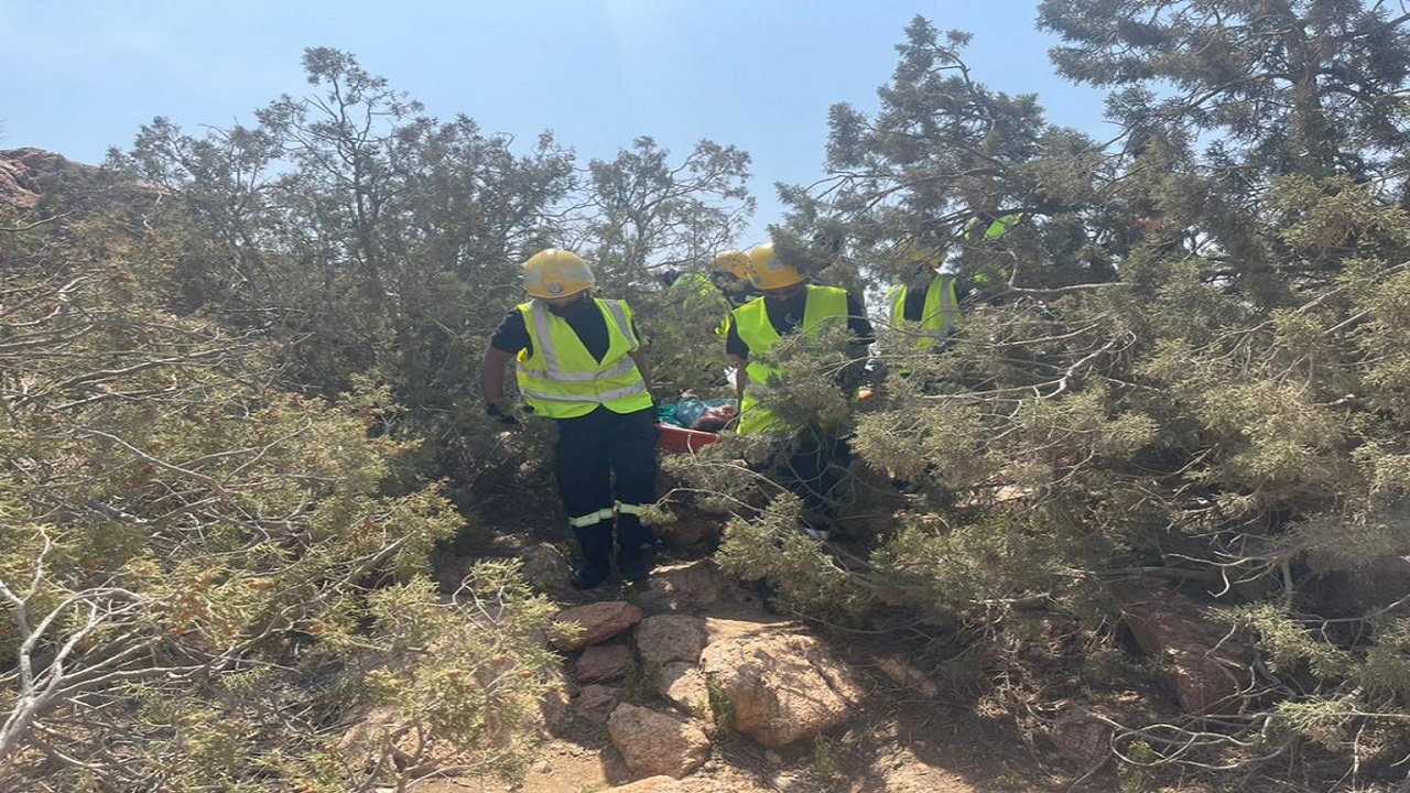 صورة.. إنقاذ شخص سقط من أحد المرتفعات الجبلية بالهدا