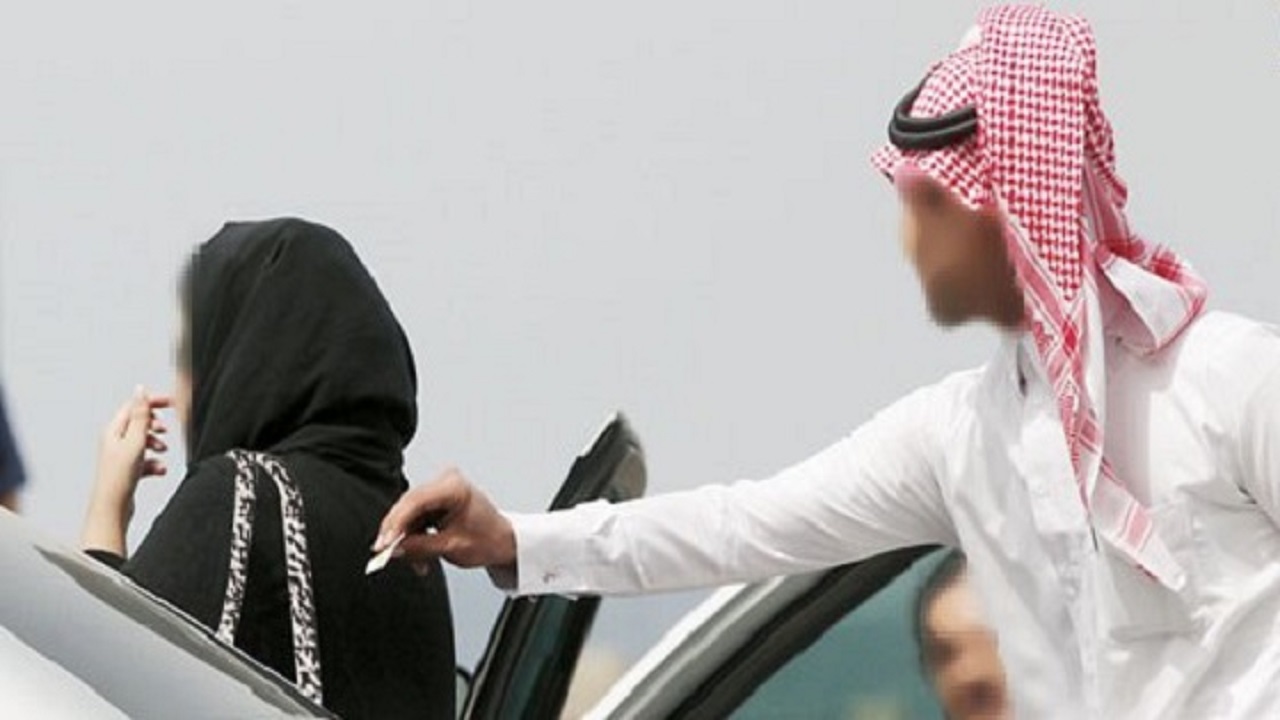 متحرش يلاحق فتاة إلى منزلها في الكويت