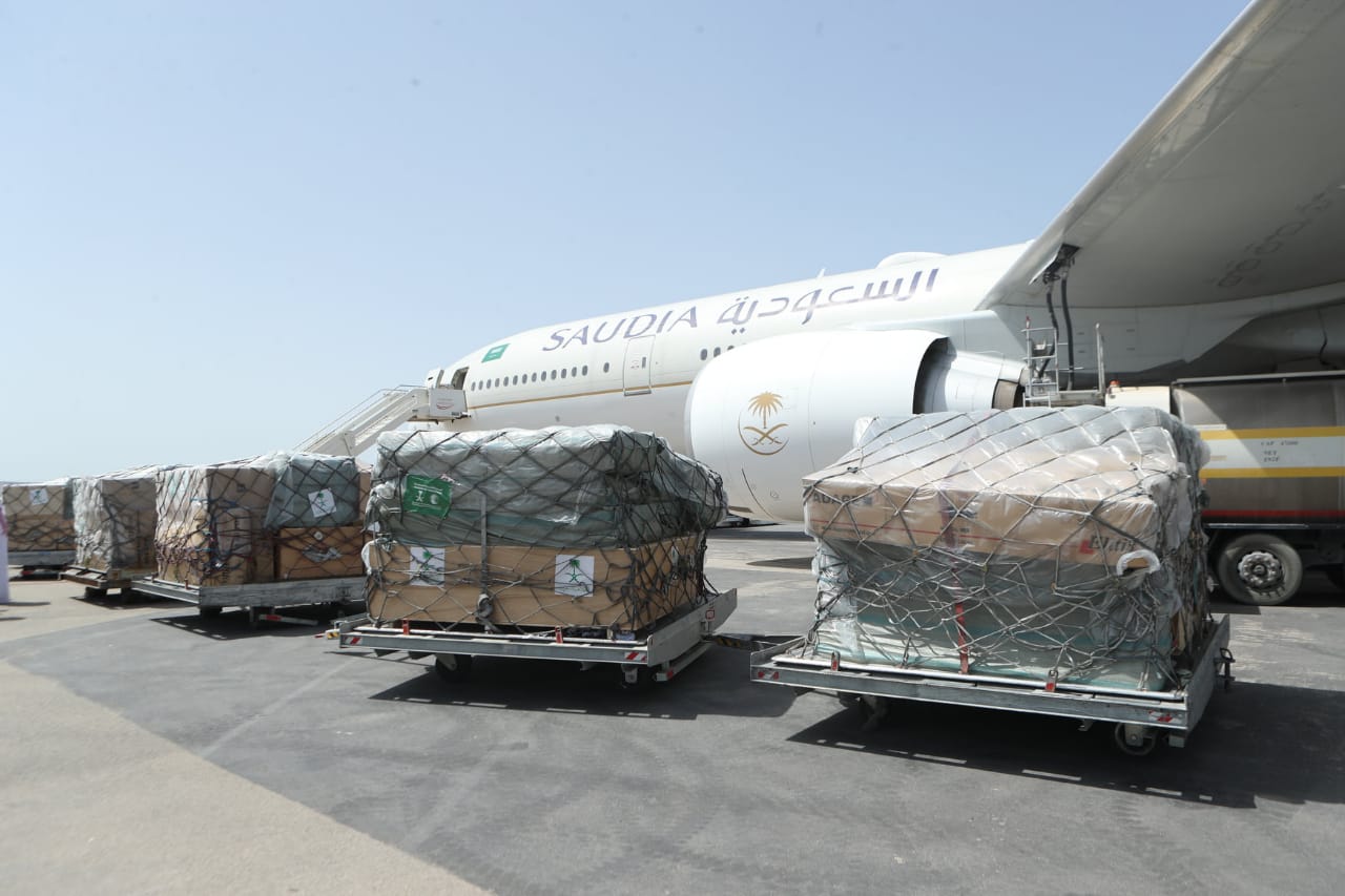 بالفيديو والصور.. ‏طائرة سعودية محمّلة بدفعة جديدة من المعدّات الطبية تصل إلى تونس