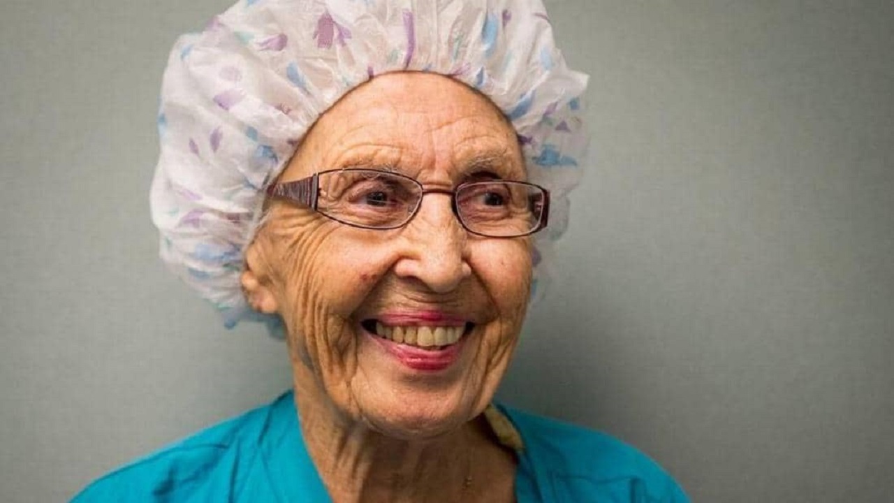 تقاعد أكبر ممرضة عن عمر 96 عاما