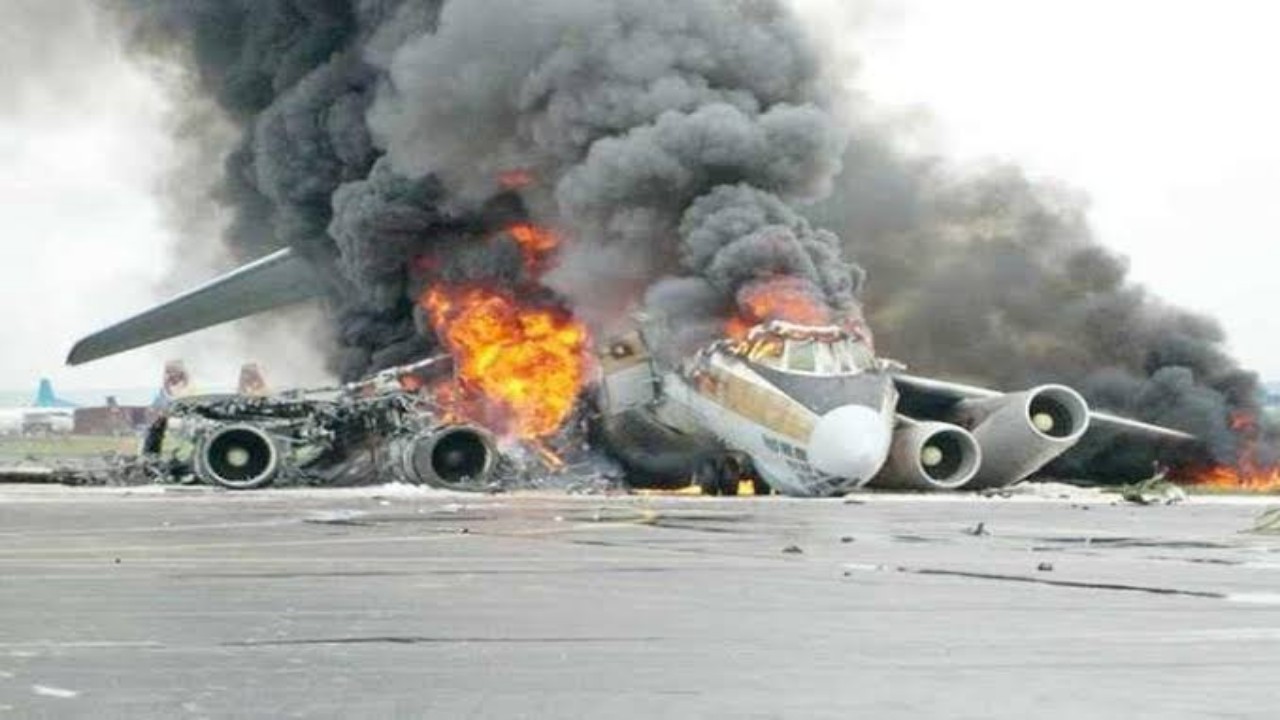 سقوط طائرة إثيوبية في مطار مدينة حدر في جنوب غرب الصومال