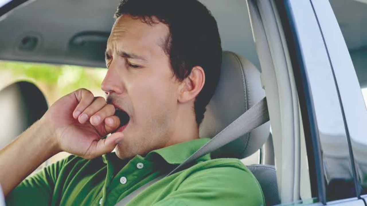 5 نصائح للسائقين لتفادي النوم أثناء القيادة
