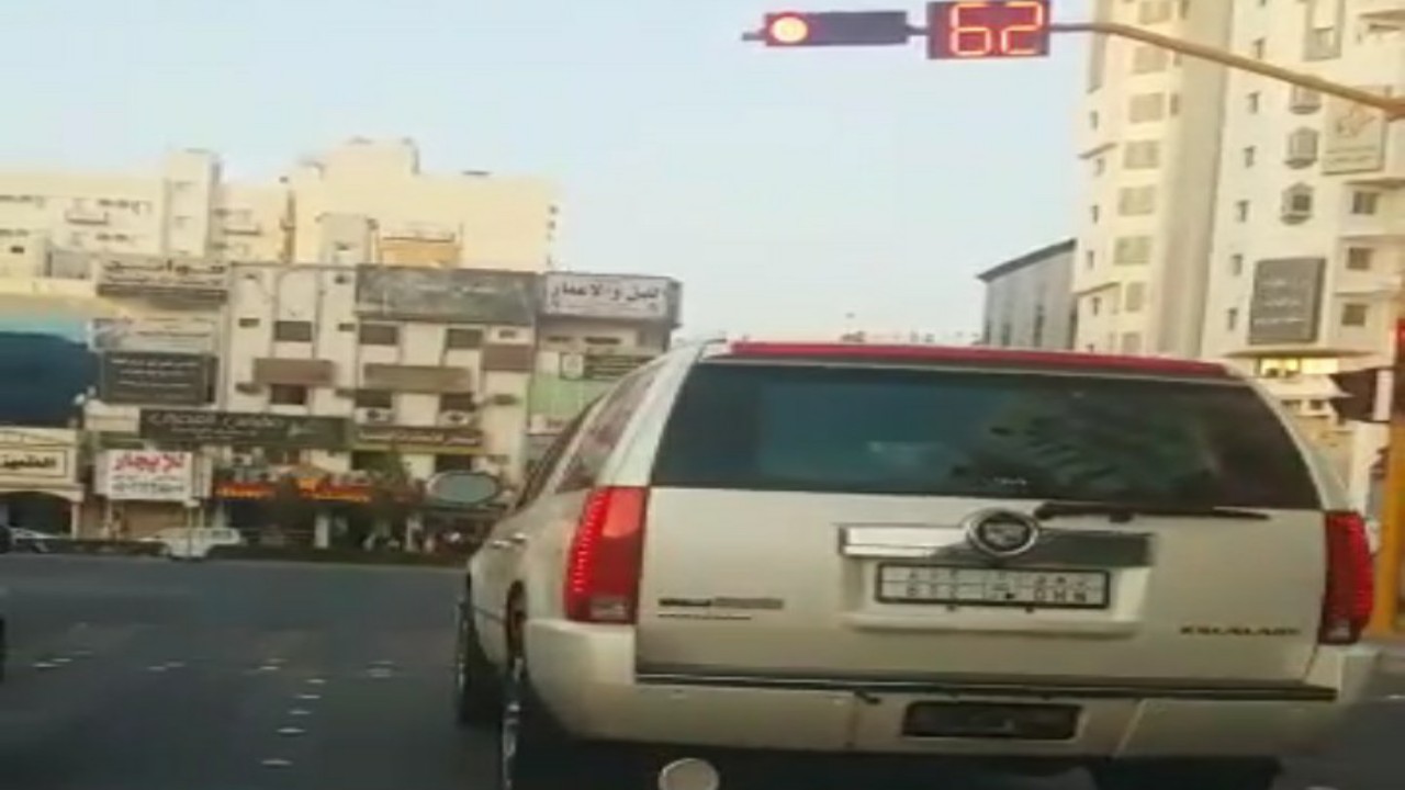 سائق يتعمد قطع الإشارة الحمراء عدة مرات في أحد مناطق المملكة &#8220;فيديو&#8221;
