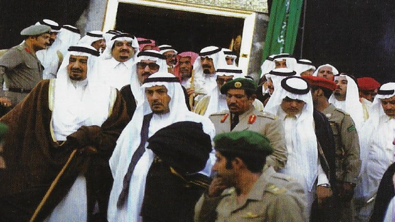 صورة نادرة للملك خالد أثناء إزاحته الستار عن باب الكعبة الجديد قبل 41 عام
