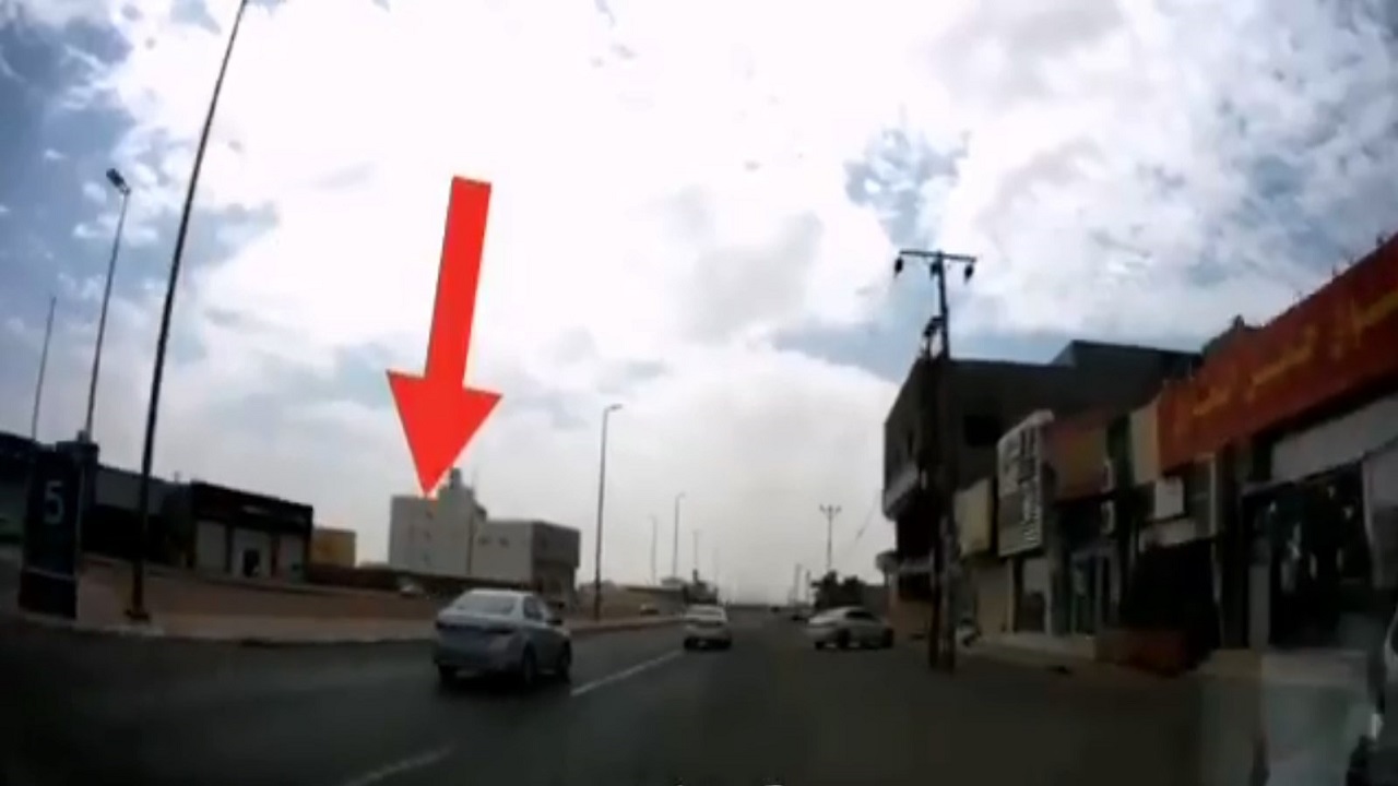 بالفيديو.. قائد مركبة يمارس التفحيط ويصطدم بعامود كهرباء في شارع عام