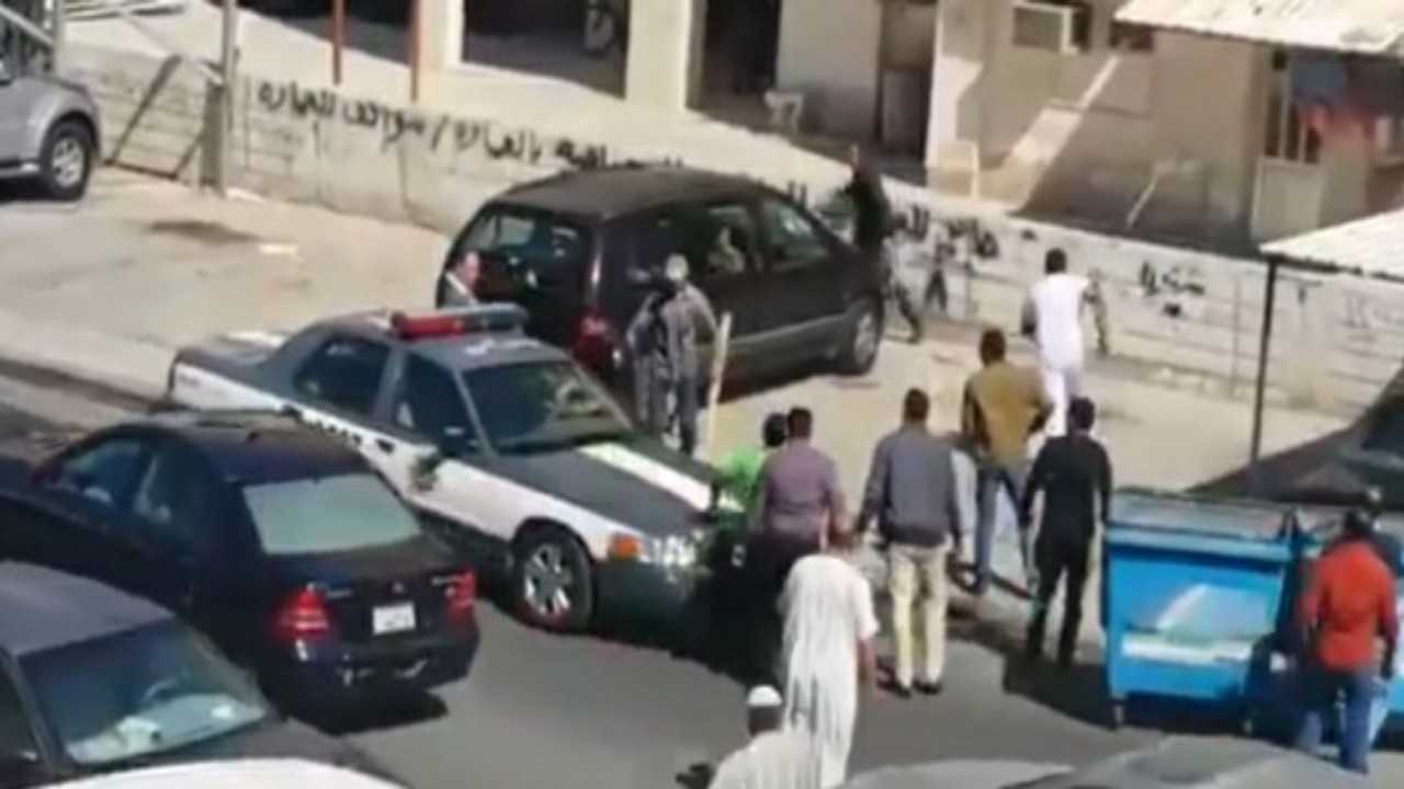 شاهد.. شرطي كويتي يتعرض للاعتداء على يد شخص في شارع عام 