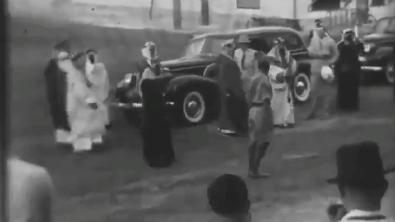 فيلم تسجيلي نادر لزيارة الملك عبدالعزيز آل سعود للبحرين عام 1935 م
