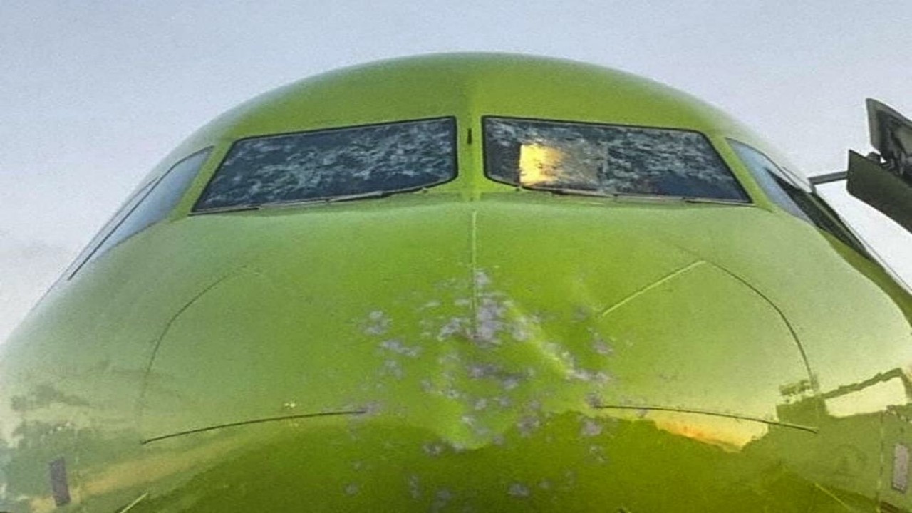 طائرة إيرباص A320 تستكمل رحلتها إلى موسكو رغم تعرض مقدمتها وزجاجها الأمامي لأضرار 